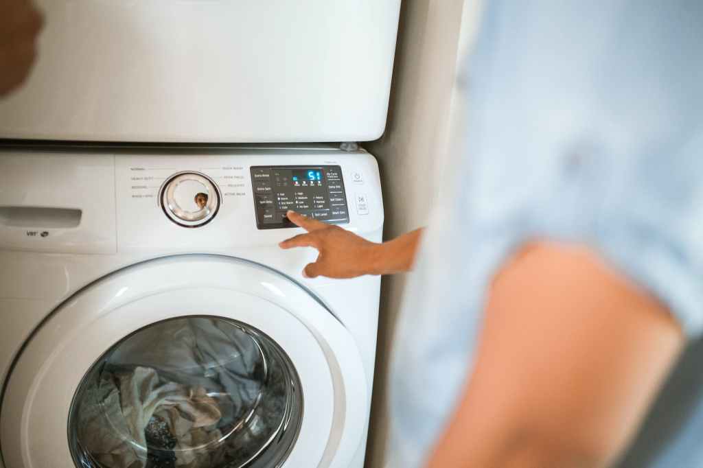 Wyciąganie pościeli, ubrań z pralki, wkładanie pościeli, ubrań do pralki, rozwieszanie mokrego prania – To też jest sensoryczne!